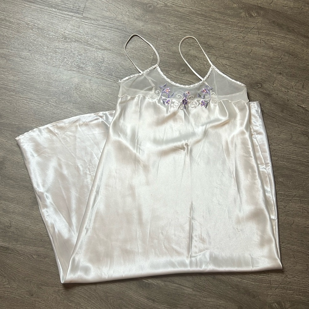 Vintage Ivy & Annabelle White Satin‎ Maxi Floral Embroidered Nightgown